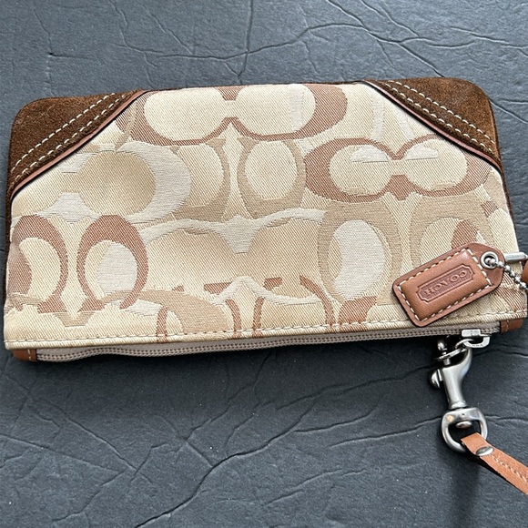 COACH WRISTLET EXCELLENT CONDITION - Picture 3 of 5